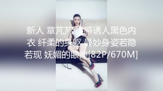 脱掉美女牛仔裤玩她的穴