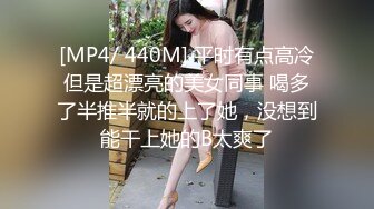 情人节穿蝴蝶结丝袜勾引男友，送完礼物就操逼。。