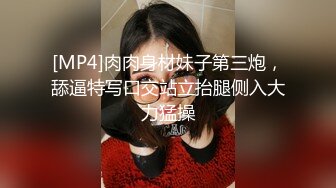 眼镜妹逼毛乌黑茂密,每次洗澡都要用猪鬃毛刷子刷逼