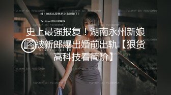 手上玩着游戏，下面玩着女人 002