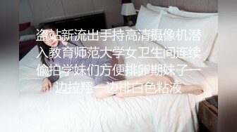 绿奴坐在一旁拍单男后入