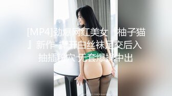 对漂亮御姐真是欲罢不能，白色羽绒服温柔软软气质，脱光光苗条身材享受啪啪