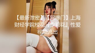 变态房东趴窗偷窥美女房客换衣服