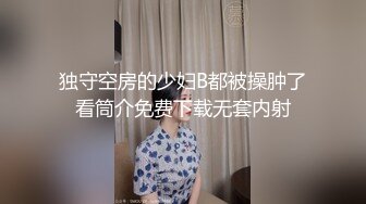 窗外窥探女生的私生活，清纯御姐戴起耳机时不时胸口往下低，捉住机会拍了下来！