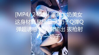 《魔手外购极品厕拍》商业城女厕全景偸拍多位少女少妇熟女方便，后位先拍脸再拍大白屁股，憋尿到极限的良家少妇动作逗死人 (13)