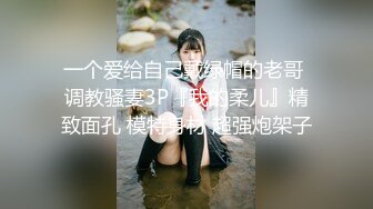 科技园女厕蹲守牛仔裤大美妞 毛丛间阴户高高突起就开一个小缝