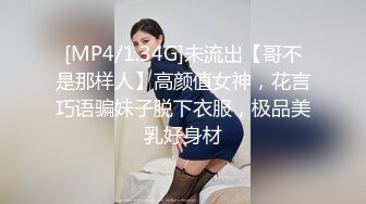 迷人超短裙人妖厨房里没等饭做好性欲来了蹲下就胯下吃JJ撅起屁股各种插菊花