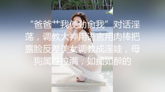 镜子前欣赏老婆