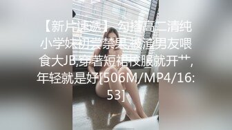 新作 换妻界的顶流新加坡华裔【爱玩夫妻】从10对夫妻交换派对认识了这对夫妻，床单太湿了！没想到她居然喷了这么多水！1