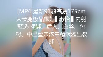 变态猛人更衣室偷拍美女更衣