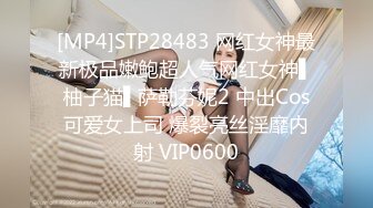 写字楼女厕蹲守一袭白纱裙韵味少妇,两片齐整平滑的穴肉让人性起