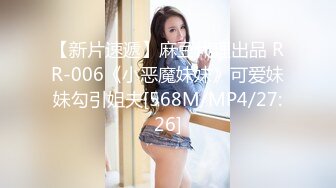 美女妈妈被儿子朋友看到的羞耻土气内衣