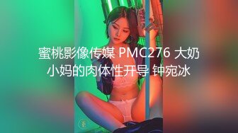 气质露脸哺乳期的小阿姨家里有人偷偷的跟狼友骚一下，互动撩骚漏出坚挺的大奶子挤奶水给狼友看，自己抠逼逼