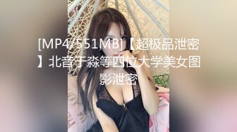 淫荡反差小女仆✿极品美少女穿上可爱女仆装服务金主爸爸，振动棒紫薇爽的尿屁不停，娇小身材被爸爸抓紧双手后入