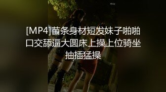 蜜桃臀清纯美妞厕所激情自慰，假屌吸在马桶上，骑乘扭动小腰，双指扣弄流出白浆，极品美臀上下套弄