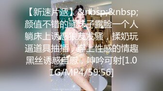 傍晚时分行走在海滩揽客的海炮女在海里太刺激了辣眼