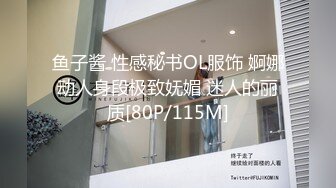 年轻小帅哥被大屌操翻天,抓着骚屌操痛得直叫唤,鸡巴差点被处菊夹得射精