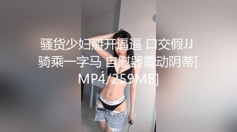 带护膝的红裙小妹