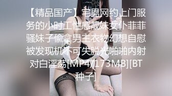 小情侣深夜寻刺激，女厕内小女友给男孩口交啪啪