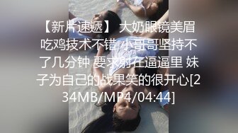 上着班诱惑少妇到公司厕所偷吃，丝袜内裤脱了放一边，撅起屁股朝门外，心里还是很害怕的，少妇却吃得上瘾！