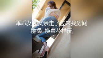 “淫荡对话超级搞笑”十个眼镜九个骚白皙露脸骚女勇挑4位大汉4P淫乱现场，有肏的有撸的全部动起来