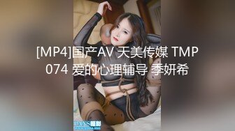 真实偷拍-90后年轻小夫妻正看着电视突然男的把美女扑倒要肏逼,在沙发上扒光衣服啪啪,被客厅摄像头偷拍外泄!