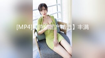 超漂亮的金发女郎穿着兴趣内衣与男友各种姿势做爱