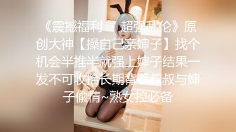 山村红唇美少妇开档黑丝诱惑,庭院里和大哥啪啪,大棚外下着小雨,艹b挺有意境