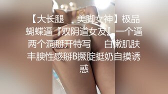 剧情演绎热水器修理工上门维修被两个少妇下药，拖到卧室扒掉裤子双飞，骑在身上抽插猛操，一起舔屌换着操