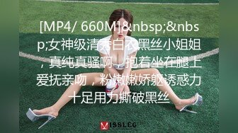 办公室里的骚货关起门来直播赚外快，淫声荡语互动撩骚，揉着奶子抠着逼浪叫呻吟，用桌角草逼玩的真花啊好骚