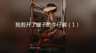 小女子梦梵短发骚女和炮友户外路上干，脱光光直接路边后入有个大爷路过