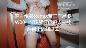 抖_音 34W 粉丝网红张晶滢，巨乳肥臀与金主大哥一 V 一 ，脸穴同框如母G般怼着镜头道具自慰 (3)