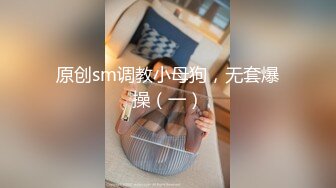 手握着老公的肉棒。骚穴被猛操。爽的时候只能用嘴含着肉棒