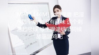 可爱型女生看自己逼