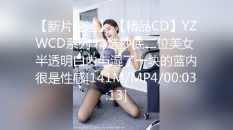 商城拍美女尿尿，突然进来个老太婆服务员