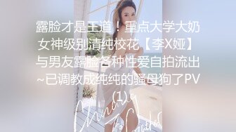 商场女厕偷拍 破洞牛仔裤美女的小黑B 一边抽烟一边玩手机