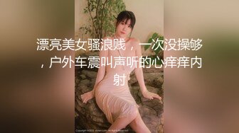 商场女厕全景偷拍牛仔裤少妇的多毛大黑鲍