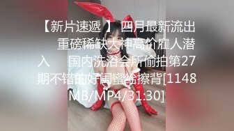 刚泡了个高中生带到家里打炮，还穿着水手服校服被干