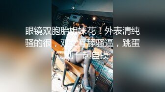 [MP4/ 351M] 性感红唇骚女两男一女淫乱啪啪，非常迫不及待快过来呀，双屌左右一起交还说真好吃