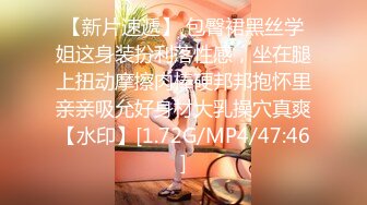 《极品CP??魔手外购》近景热闹商场女厕刁钻位置偸拍超多小姐姐方便还有制服女，能看脸又能看私处，半蹲式撅个大腚过瘾极了