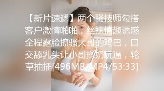 大屁股骚奶子黑丝诱惑颜值也还不错的无敌骚浪贱，让小 哥床上放肆抽插，奶子乱晃叫的骚，后入双插菊花逼逼