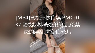 澡堂子内部员工紧盯一个丰满的少妇洗澡