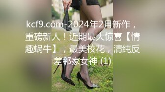 苗条小姐姐和女同闺蜜双女秀，69骑脸互舔骚逼，跳蛋震穴，穿戴假屌操逼