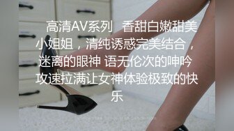 商场女厕全景偷拍牛仔裤,美女的极品微毛小粉鲍