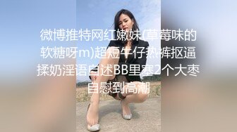 趁女友在家洗澡雙手掰開屁股插，捂著嘴巴不敢叫，怕未來丈母娘聽見好刺激