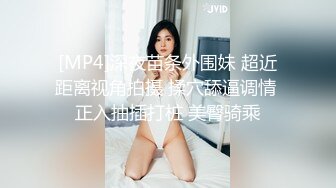 大叔和眼镜小萝莉妹妹，坐在浴缸边上，这姿势顶呱呱，‘爽不爽’，爽，‘贱不贱’，贱，女主真甜！