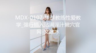 婚纱店试衣间的准新娘们穿上婚纱都好漂亮