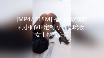 上海骚妻帮约的单男把老婆扣的喷水了（微露脸）