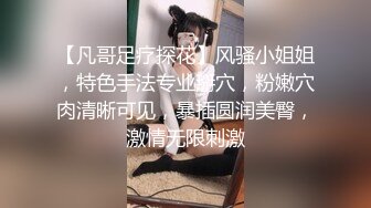 姐姐穿着白衣牛仔裤，坐沙发上揉捏她逼逼羞涩表情