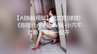 白毛女友穿白丝，爱在镜头前比耶